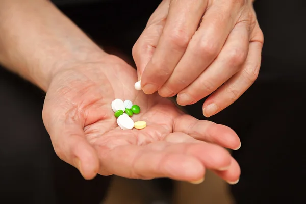 Biorąc tabletki — Zdjęcie stockowe