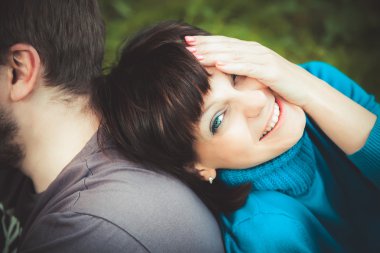 kadın bir eğilimi onu adam gülüyor