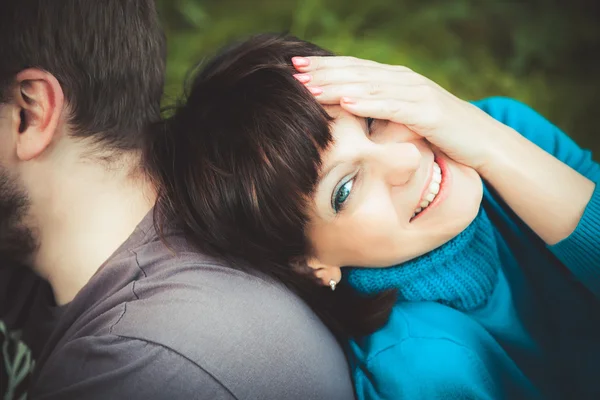 Donna ridendo appoggiato sul suo uomo — Foto Stock
