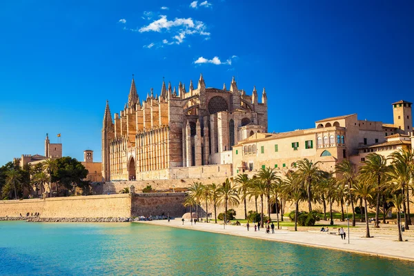 大教堂 La Seu 和 Parc del Mar — 图库照片