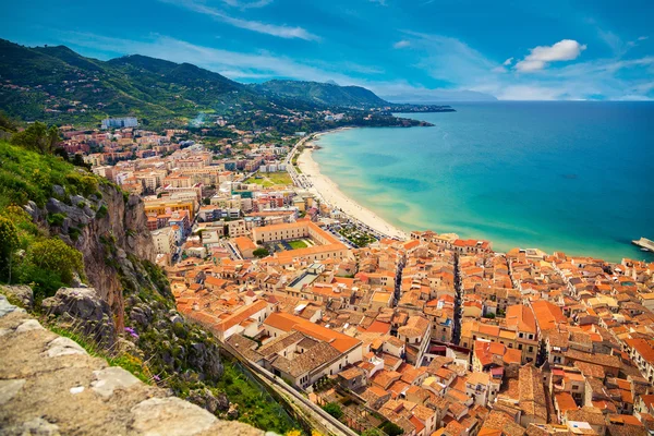 Casas de laranja perto do mar, Cefalu — Fotografia de Stock