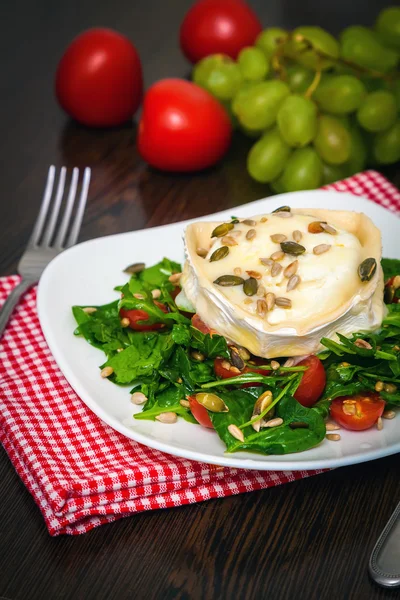 Arugula salad with baked goat's cheese — Stock Photo, Image