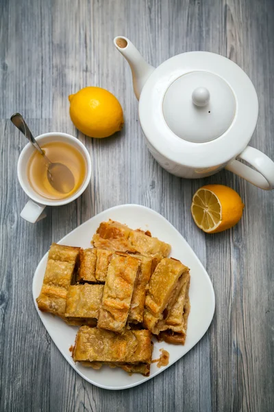 Tarta de manzana casera hecha de pastelería escamosa — Foto de Stock