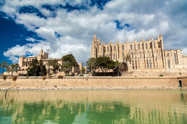 O Palácio Real de La Almudaina e a Catedral de Palma — Fotografia de Stock