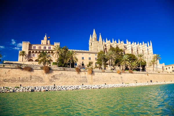 Palma Cathedral and the Almudaina Palace — 图库照片