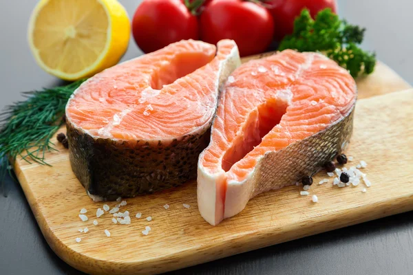 Bifes de salmão com sal e pimenta — Fotografia de Stock