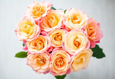 Yukarıdan sarı-pembe gül buketi