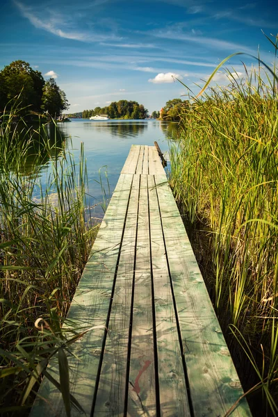 Alte kleine Seebrücke am Galve-See in Trakai — Stockfoto
