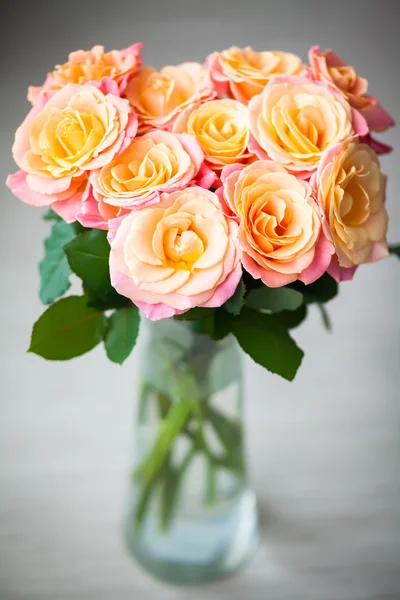 Dainty yellow-pink roses in a vase — Stock Photo, Image