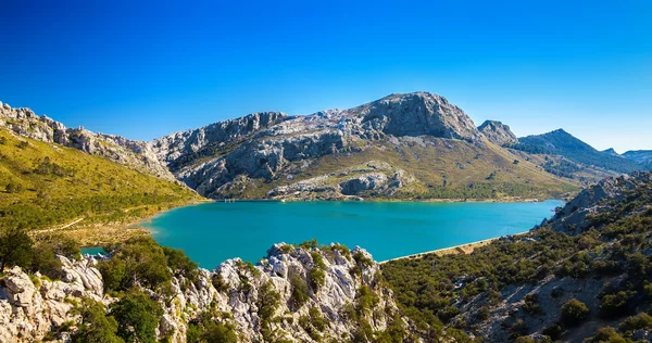 Il lago artificiale Cuber nella Sierra de Tramuntana — Foto Stock