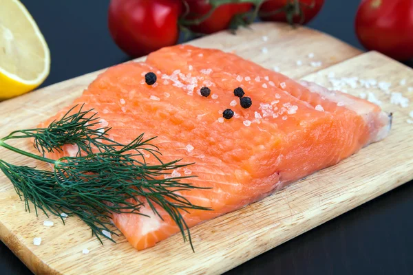 Filé de salmão com sal, pimenta e endro — Fotografia de Stock