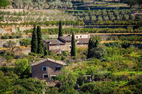 Vista espanhola clássica com casas de pedra tradicionais — Fotografia de Stock