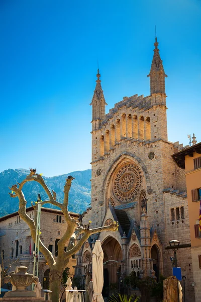 Kerk van Sint Bartholomeus in het centrale plein van Soller — Stockfoto