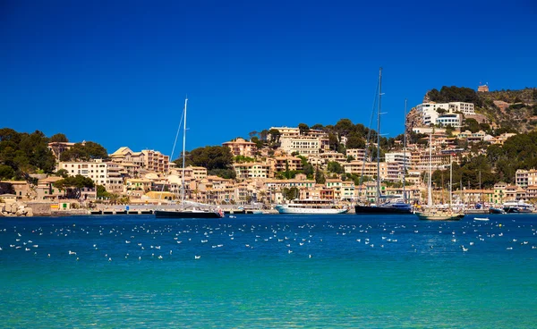 Яхты и дома в гавани Port de Soller — стоковое фото