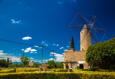 Mallorca geleneksel yel değirmeni ile manzara