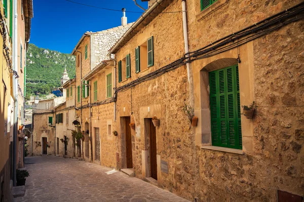 Затишний камінь вулиці в селі Valldemossa — стокове фото