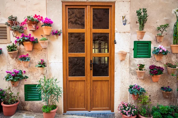 Typisk indgang med blomster i Valldemossa - Stock-foto