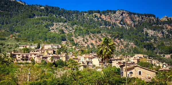 Fornalutx wioski w górach Sierra de Tramuntana — Zdjęcie stockowe