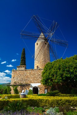 Mallorca batı kısmında yel değirmeni