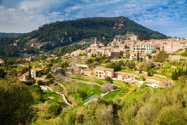 Mooie luchtfoto van het kleine dorp Valldemossa — Stockfoto