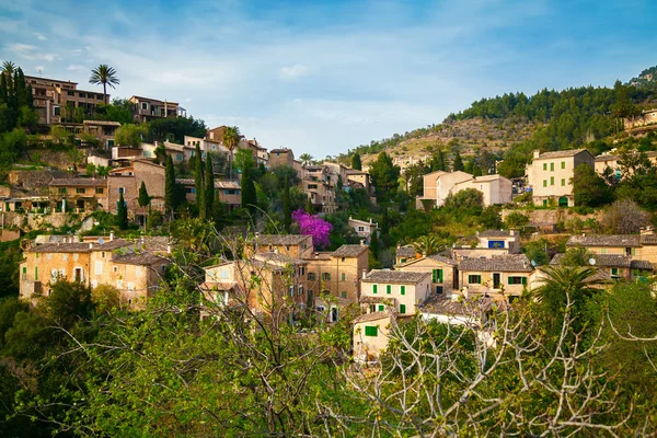 Piccole case nel villaggio di montagna Deia — Foto Stock