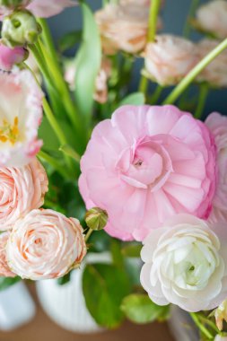 Açık pembe İran düğün çiçekleri ve yeşil saplı yumuşak beyaz çiçekler zarif ev dekorları için parlak bir dekorasyon.