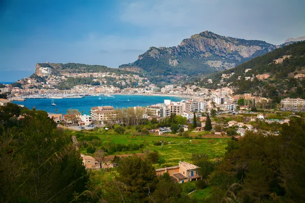 Luchtfoto van het kleine stadje Port de Soller — Stockfoto