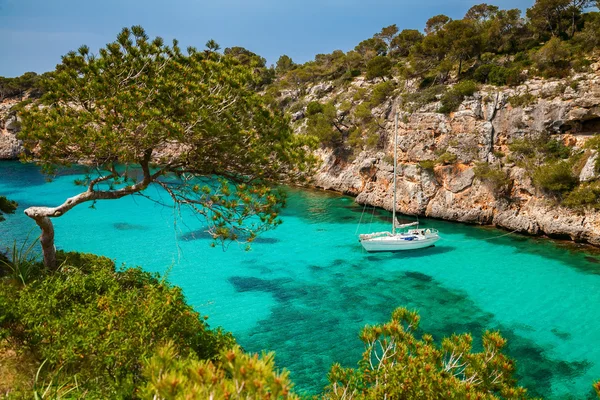 De jacht in de azuurblauwe zee in het dorp Cala Pi — Stockfoto