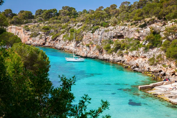 Jacht w błękitnym morzu, Mallorca — Zdjęcie stockowe