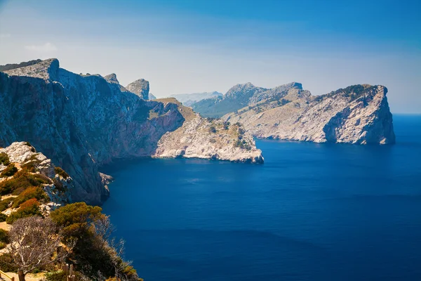 Blå havet och klippiga bergen vid cape Formentor — Stockfoto