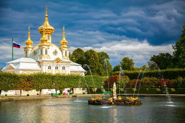 Pond with fountain in front of the Palace Church in Peterhof — Stock Photo, Image