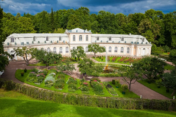 Stort växthus i Peterhof park — Stockfoto