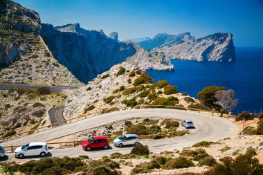 Cap de Formentor üzerinde park edilmiş arabalar ile dolambaçlı yol