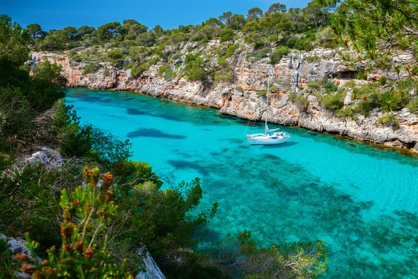 Jacht in een baai — Stockfoto