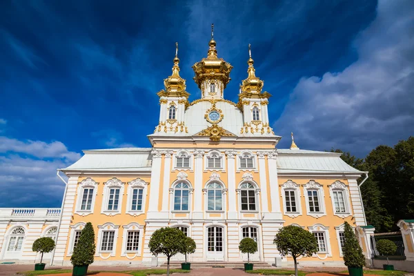 Palácio igreja de São Pedro e Paulo em Peterhof — Fotografia de Stock