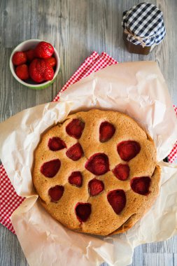 ev yapımı çilekli turta üst görünümü