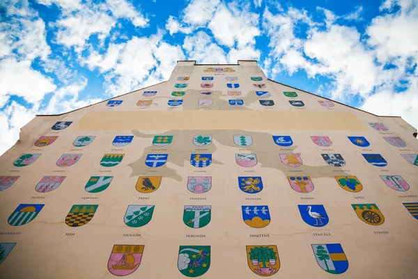 Muro con escudos de armas de las ciudades letonas de Riga —  Fotos de Stock