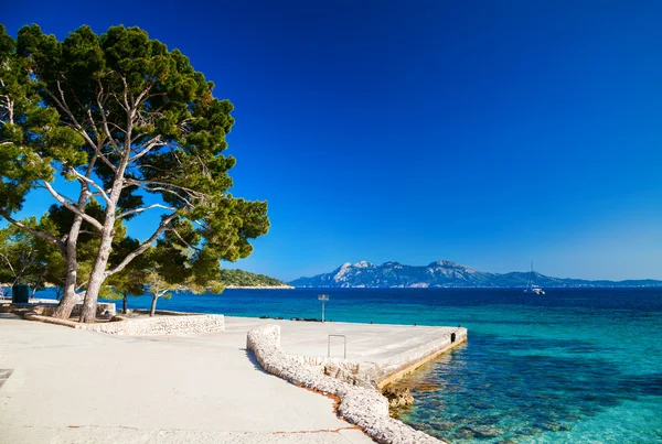 Steinpier in der Nähe des Strandes cala pi de la posada — Stockfoto