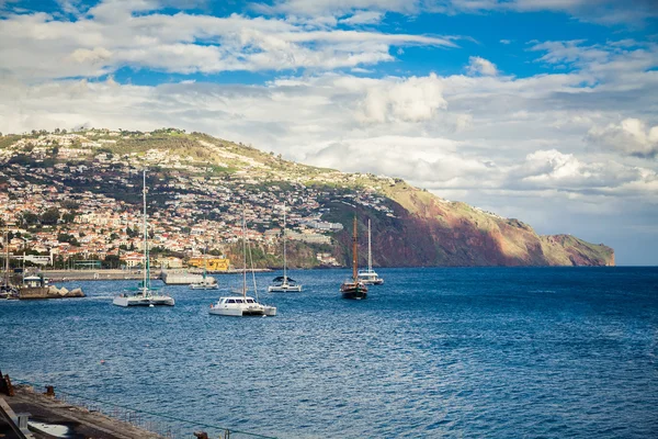 Iates que flutuam no porto do Funchal — Fotografia de Stock