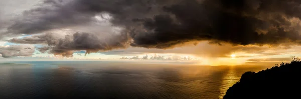 Vista panoramica di nuvole buie tempesta al tramonto — Foto Stock