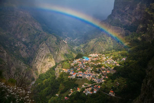 Village Curral das Freiras avec un arc-en-ciel au-dessus — Photo