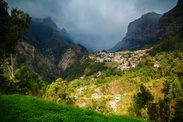 Aldeia montanhosa Curral das Freiras — Fotografia de Stock