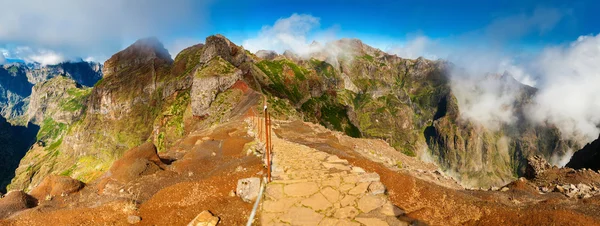 Footpath towards Pico Ruivo — Stock Photo, Image