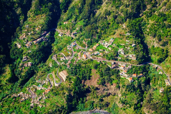 鸟瞰图的路和小房子在修女的山谷 — 图库照片