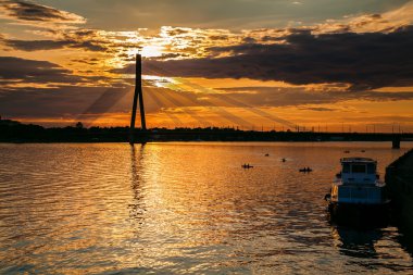 Daugava Nehri üzerinde güzel gün batımı