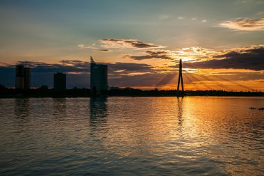 günbatımı Daugava Nehri