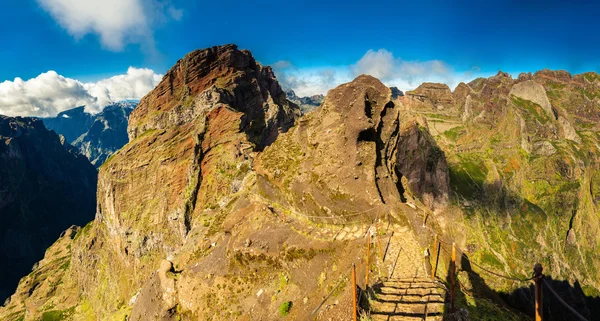 Wandelpad met stappen op Pico Arieiro — Stockfoto