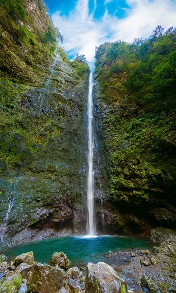 Водопад в конце Левада Кальдейрао Верде — стоковое фото