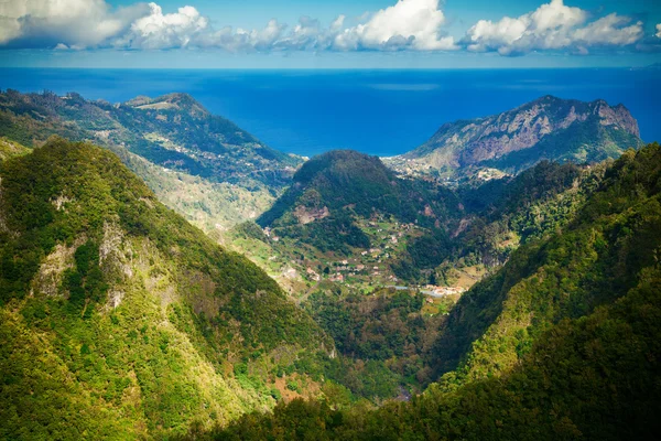 Oceano Atlântico e colinas da Madeira — Fotografia de Stock