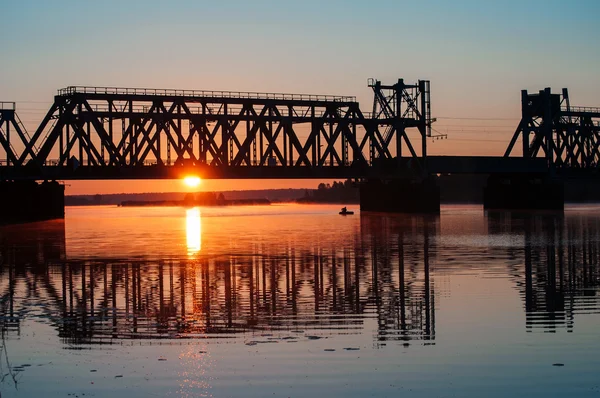 Мост на восходе солнца — стоковое фото